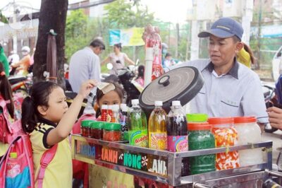 Thực phẩm bẩn trước cổng trường học
